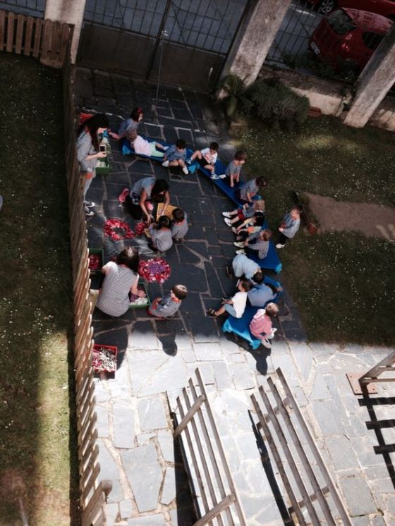 Alfombra floral en la escuela infantil de Pontedeume