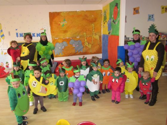 niños y niñas de la escuela infantil de Becerreá con sus disfraces de frutas