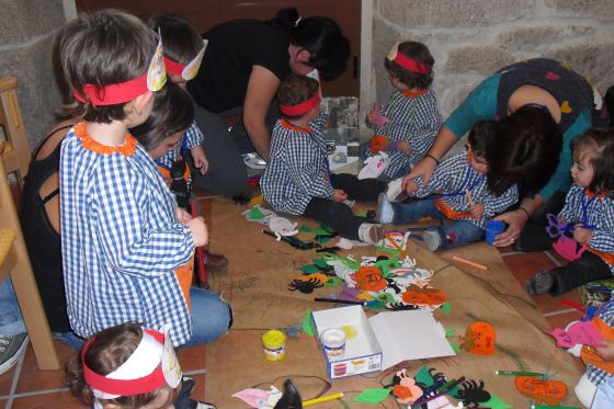 Los alumnos de la escuela infantil de Saviñao adornaron la escuela con mucho entusiasmo