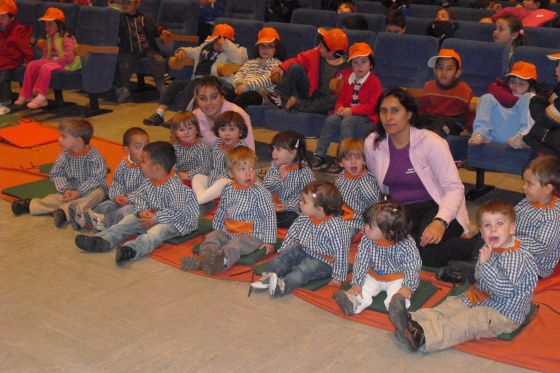 LOS ALUMNOS DE LA ESCUELA INFANTIL DE SAVIÑAO ASISTIMOS A UN CONCIERTO DE MÚSICA