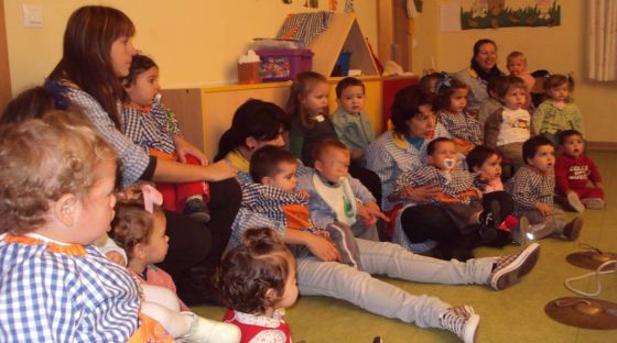 Los alumnos de la escuela infantil municipal de Meis celebran el Haloween con una representación de títeres