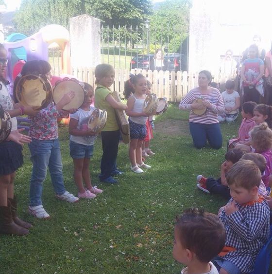 Visita de la Asociación Folclórica Cultural Orballo en la escuela infantil de Pontedeume
