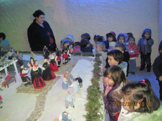 LOS NIÑOS DE LA ESCUELA INFANTIL MUNICIPAL DE CELANOVA VISITAN EL BELÉN DEL AYUNTAMIENTO