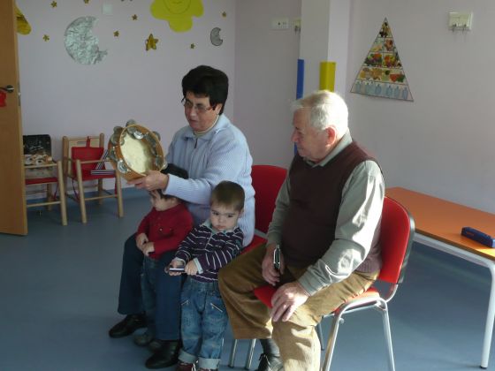 Los abuelos colaboran en las actividades de la escuela infantil de la Ramallosa