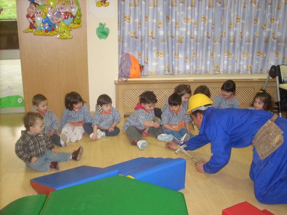 EN LA ESCUELA INFANTIL DE BECERREÁ HAN RECIBIDO LA VISITA DE UN ARBAÑIL