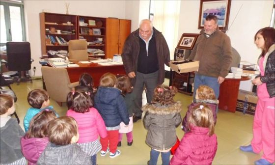 Los niños de la escuela infantil de O Saviñao fueron de visita a su Ayuntamiento